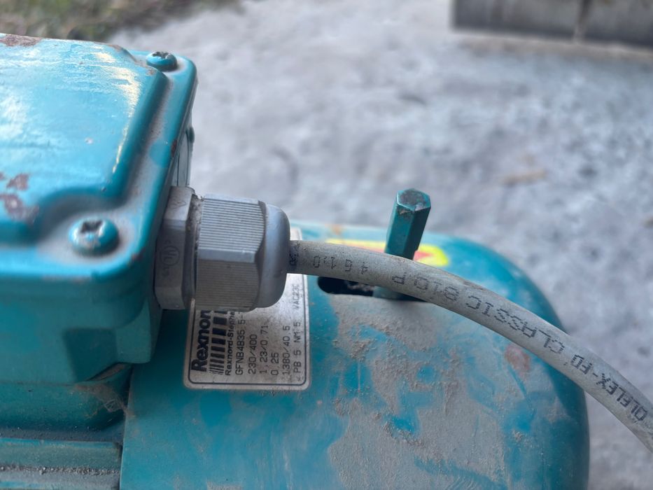 Motor electric tri fazic cu reductor de putere și cu frâna