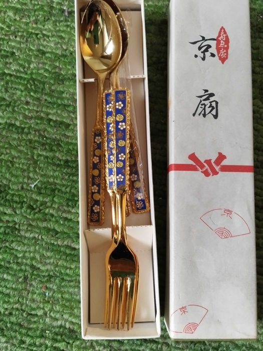 Позлатени чаени лъжички и десертни вилички