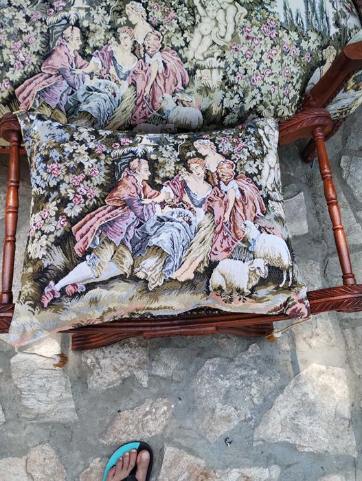 диван -лежанка с табуретка с декоративна възглавница