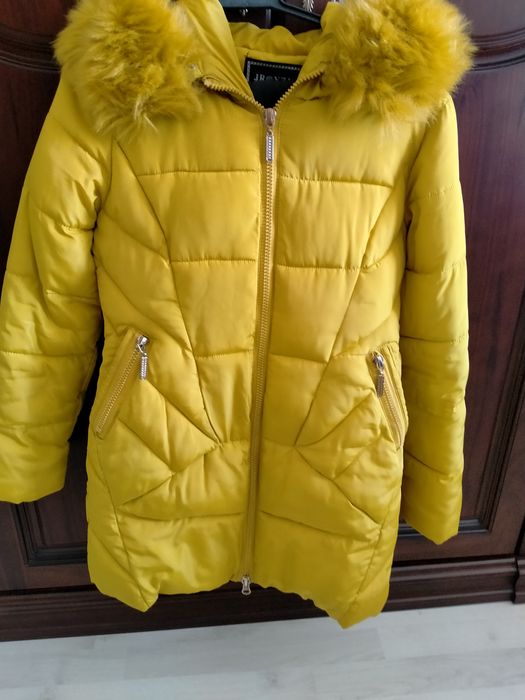 Kurtka, kuz-qish mavsumlarini yorqin sariq rangda o'tkazing