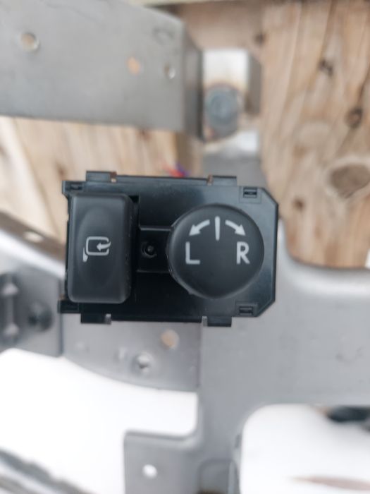 Управлени зеркалами на Subaru.