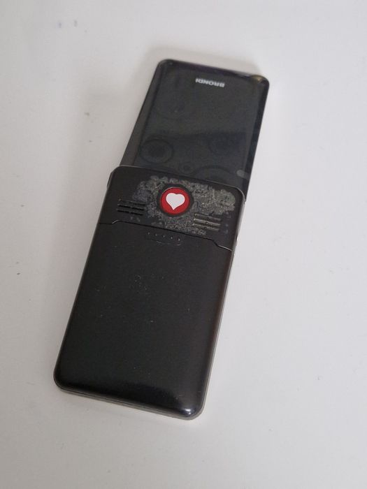 Super telefon cu clapeta special pentru Seniori