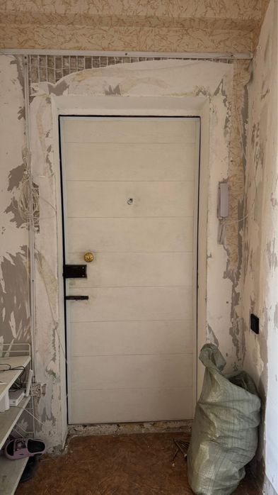 Продам металический дверь