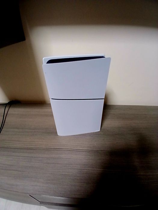Ps5 slim este foarte impecabil