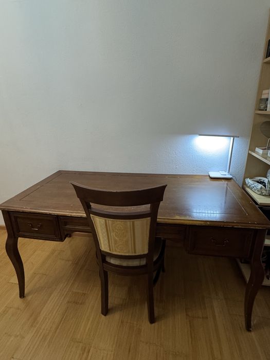 Письменный стол из натурального дерева