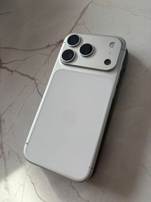 Продам Айфон 17 про 512 гб