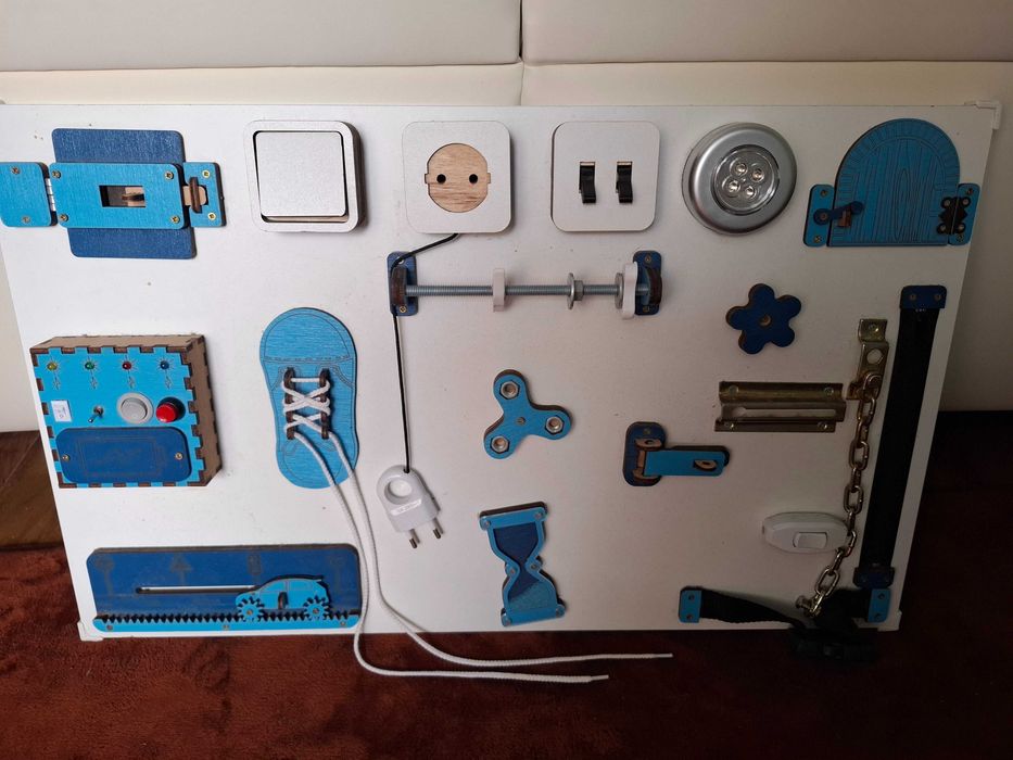 Tabla din lemn Montessori -  interactiva pentru motricitate, cu lumini