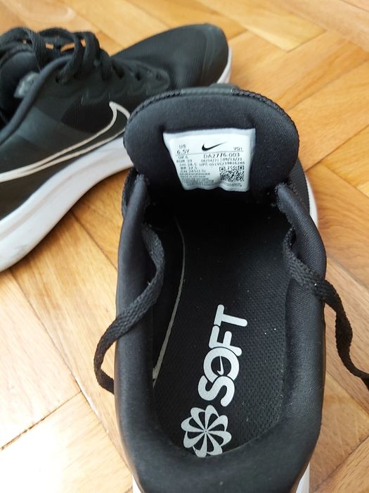 Vând adidași Nike