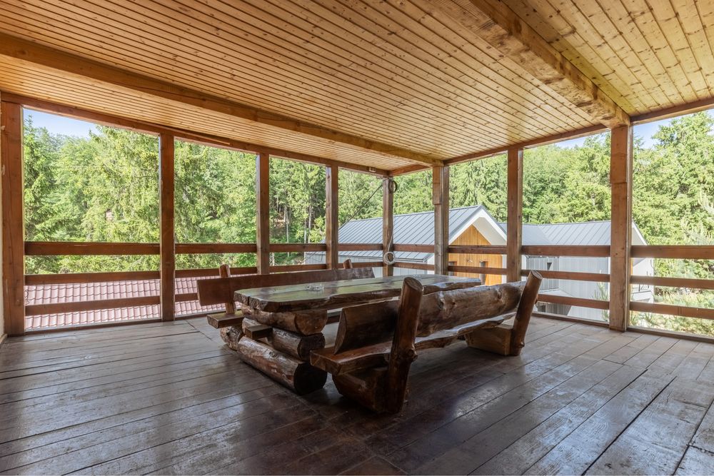 Cabana Cezar ,Maramures, la munte cu ciubar si peisaj de vis