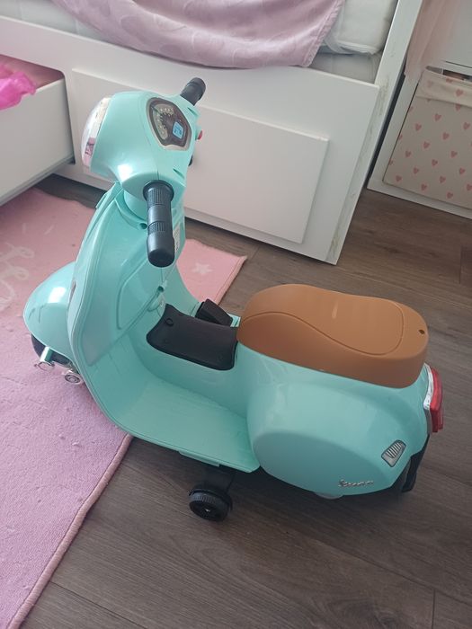 Scuter electric pentru copii Vespa