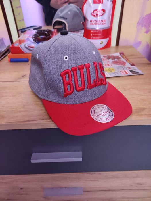Шапка. Chicago Bulls , сива с червена козирка