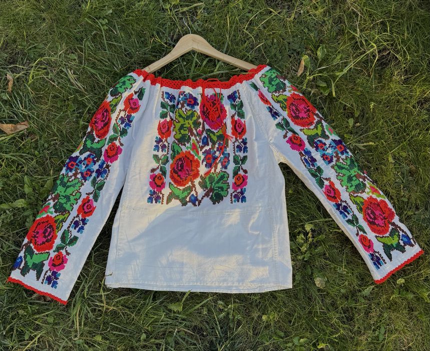 Vând costum popular