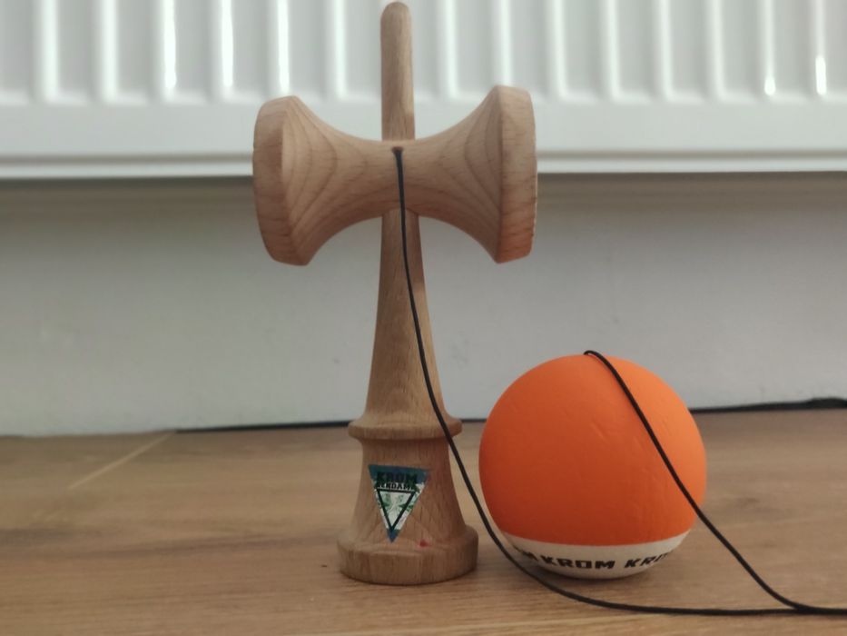 Kendama KROM Nouă - Portocaliu/Alb - Râmnicu Valcea