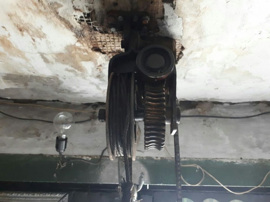 Редуктор подьёмный с тросом