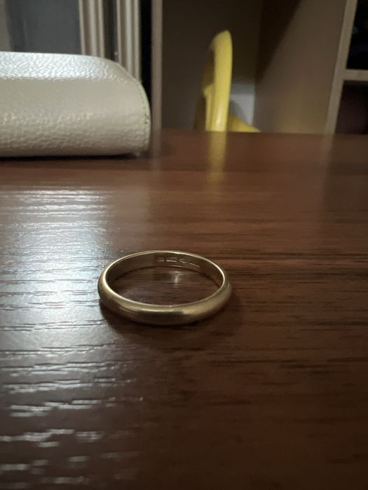 Золотые обручальное кольцо