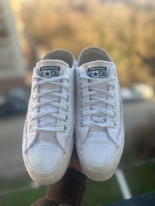 Бели Converse маратонки
