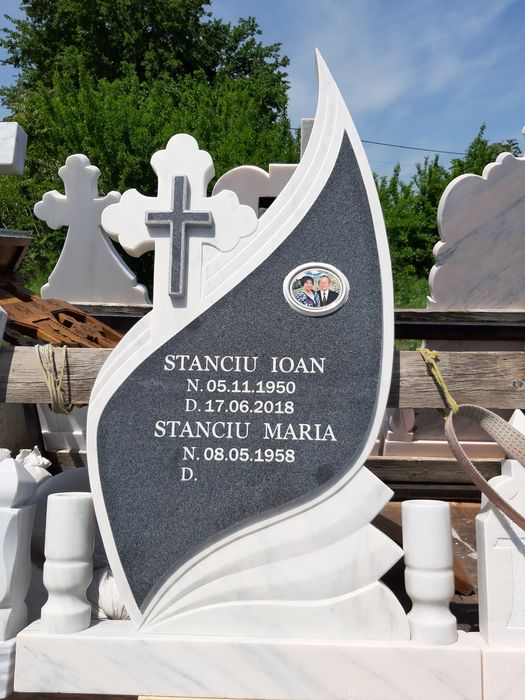 Monumente funerare cruci