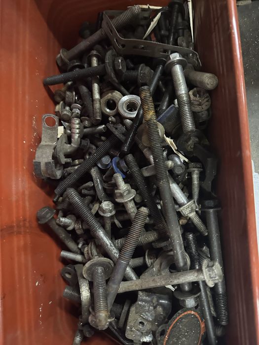 Продам болты для авто  всякие разные