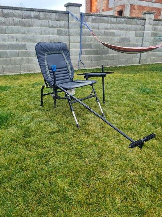 Vând scaun pentru pescuitul la feeder cu tot cu accesorii.