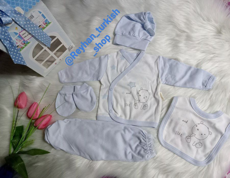 Brendoviye nabori dlya novorojdyonnih devochek i malchikov