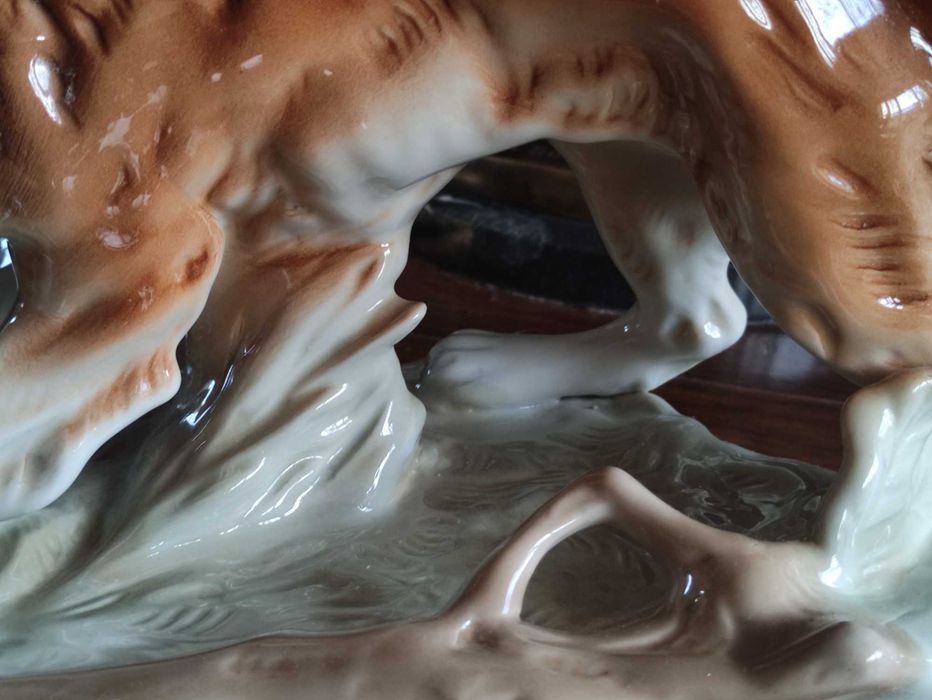 Винтидж Royal Dux Глазирана фигурка Ловно куче - Чехословакия