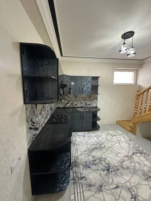 2 etaj 5 xonali uy sotiladi