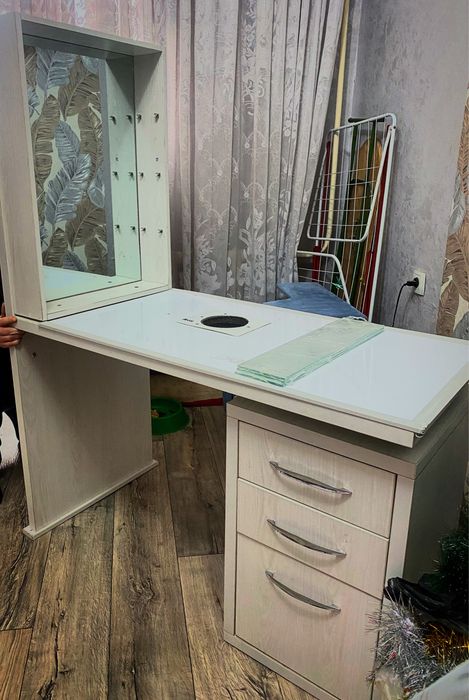 Маникюрный профессиональный стол