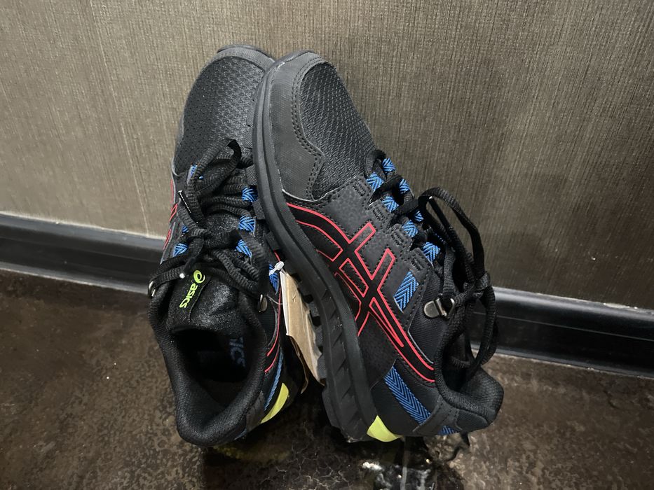 ПРОДАВАМ обувки на asics 37 номер