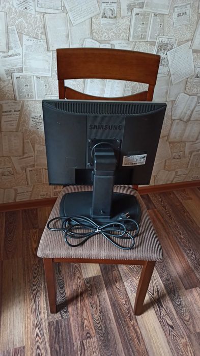 Рабочий монитор samsung 920vn на подставке.