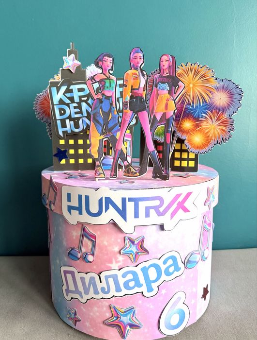 Картонена торта  с включени пликчета за подаръци Kpop Demon Hunters