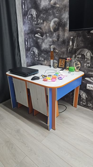 Детский стол с 2 стульчиками