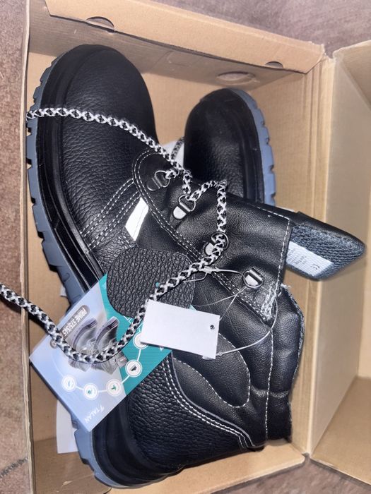 Vand bocanci noi marime 44