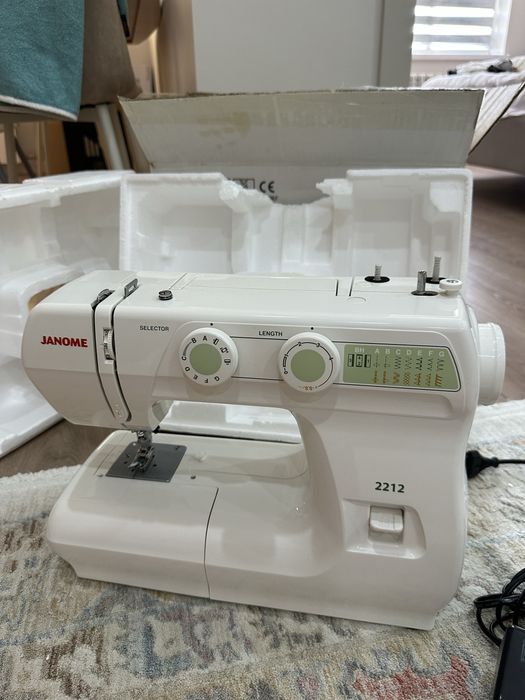 Продам швейную машинку Janome 2212.