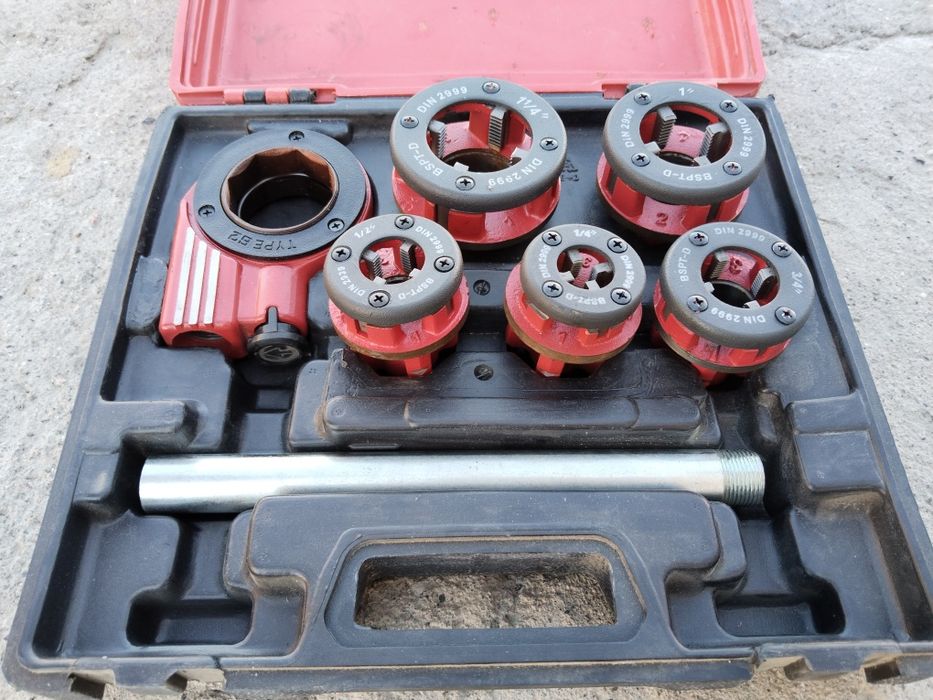 Набор клуппов с плашкодержателем и трещёткой