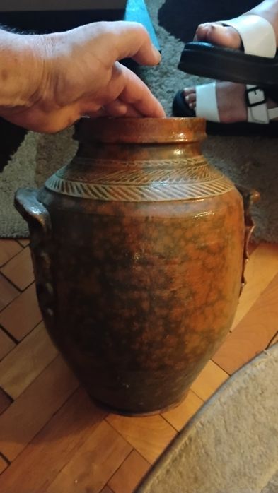 Oală veche  cu un semn nu știu ce reprezintă