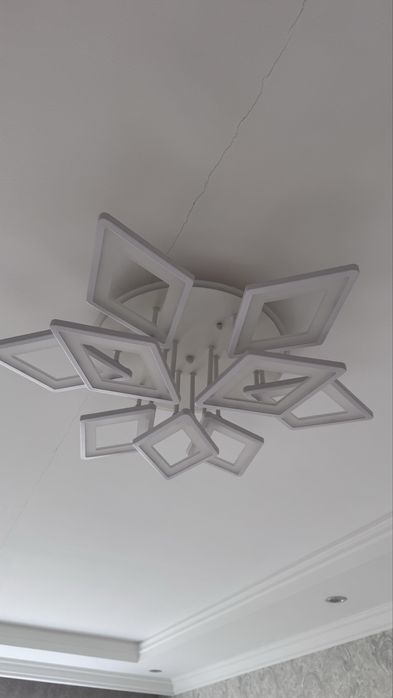 Унитаз, люстры потолочные