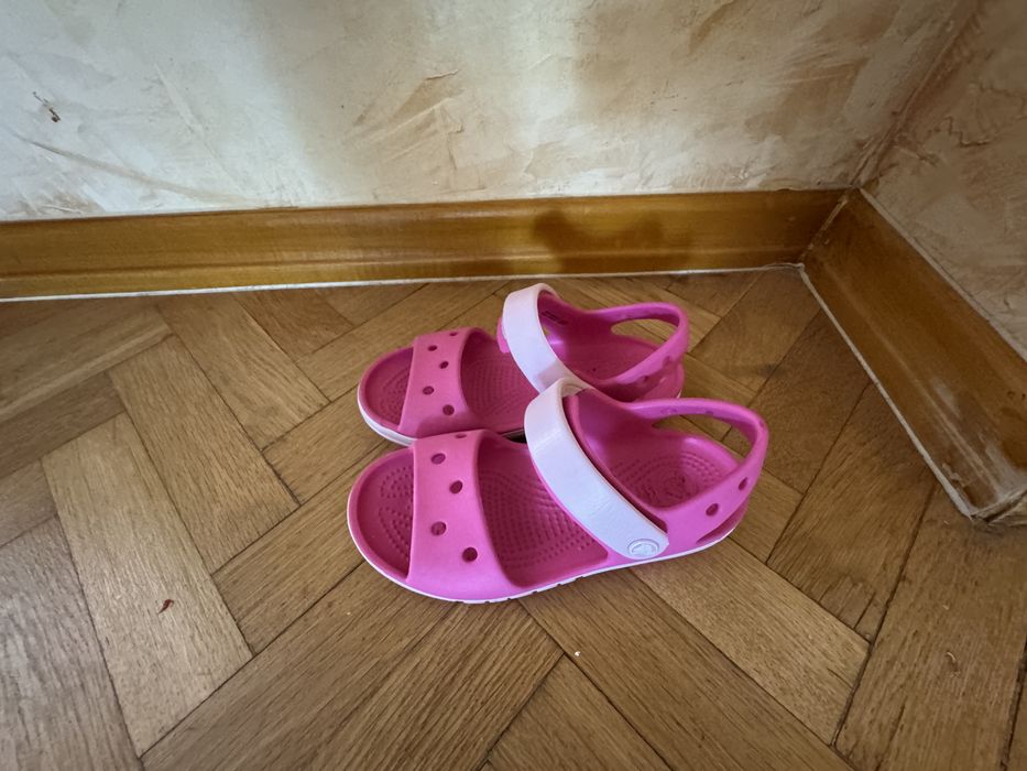 Детски розови сандали Crocs за момиче