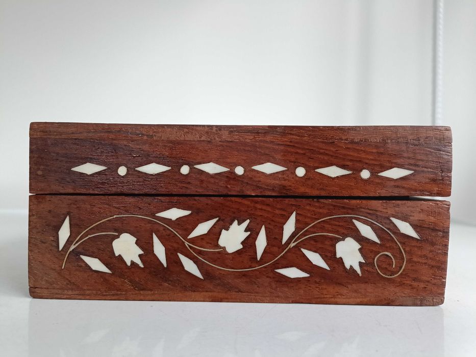 Дървена кутия за бижута , инкрустирана със седеф.