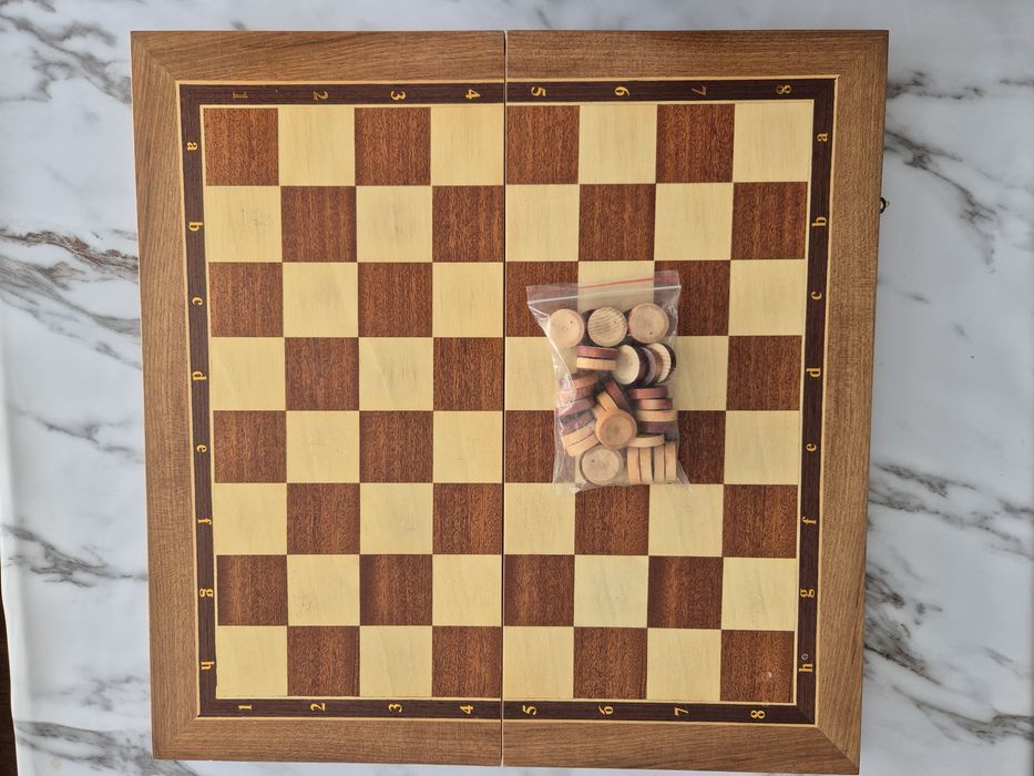 Шахматы и нарды, два в одном.