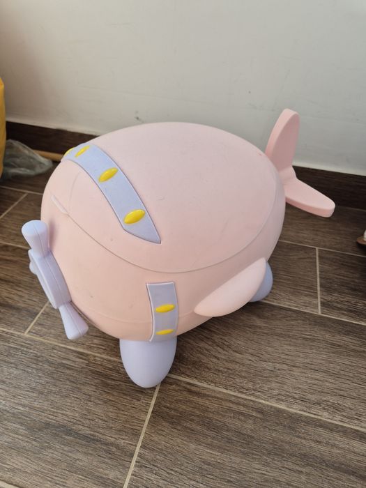 Olita avion fetite roz