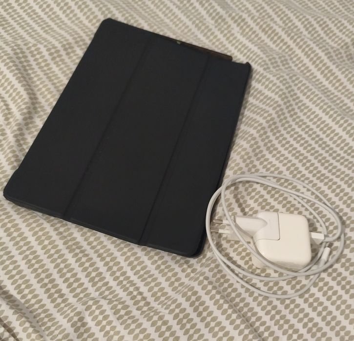 Vând iPad generația 6
