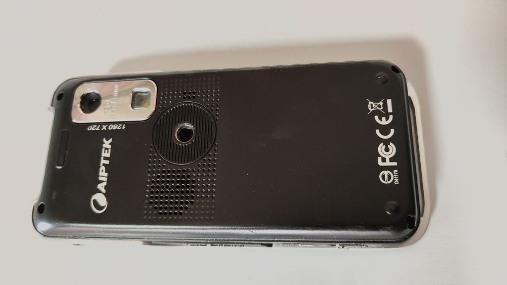 Camera foto/video cu videoproiector incorporat