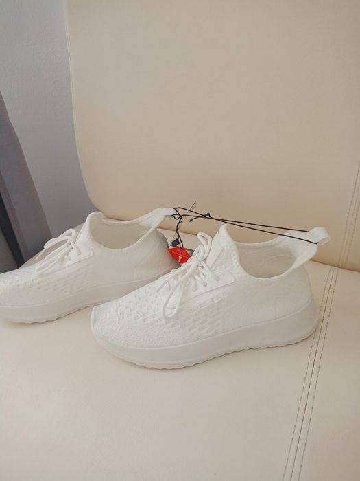 Vând pantofi sport mărimea 40,