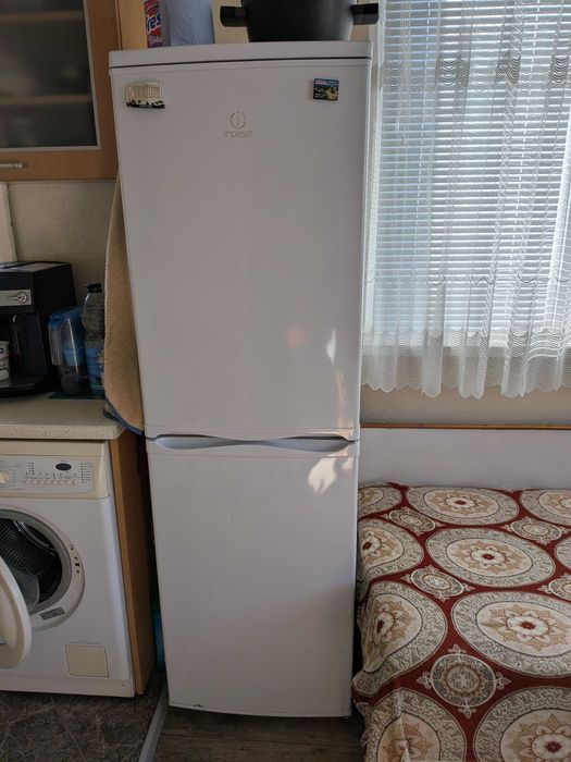 Хладилник с фризер Indesit