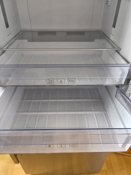 Продавам хладилник а фризер