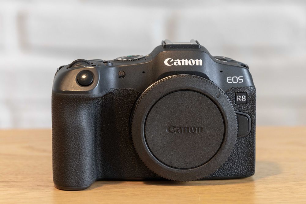 Canon R8 cu garantie + 2 acumulatori extra