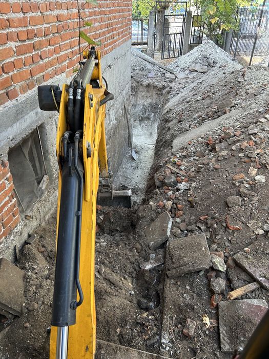 Услуги с мини багер и тристранен самосвал.