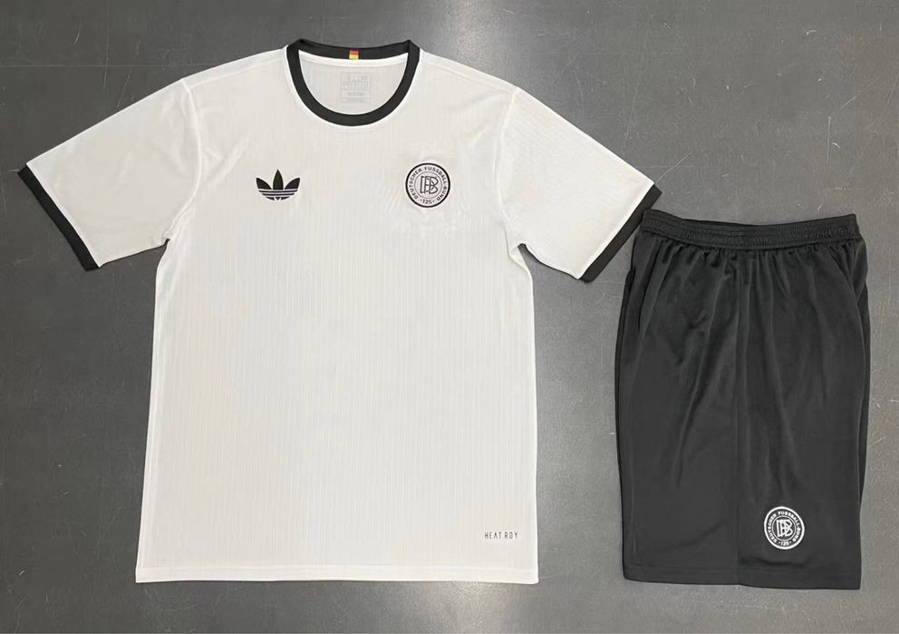 Futbol Forma yengi sezon va Retro formala bor