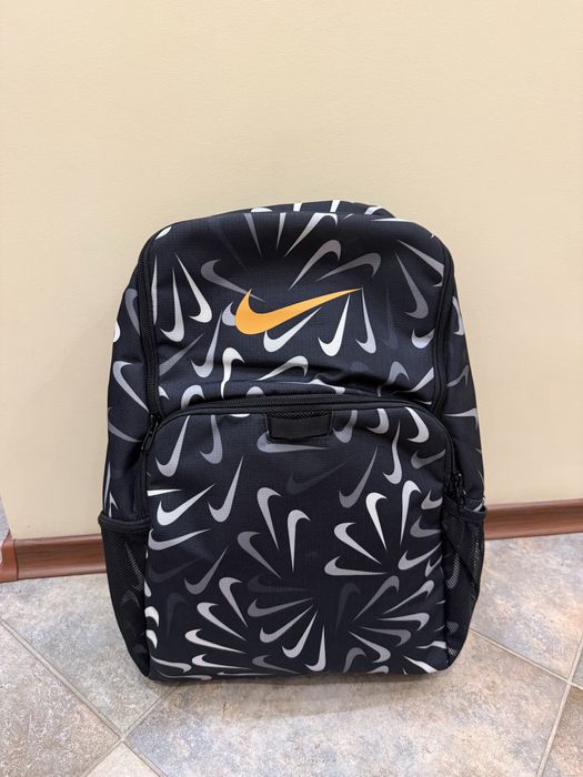 Оригинална голяма раница Nike NK BRSLA размер XL BKPK-9.5 SWSHFTTI, с 5 джоба и още 2 подходящи за шише, нова неизползвана, но без етикет
