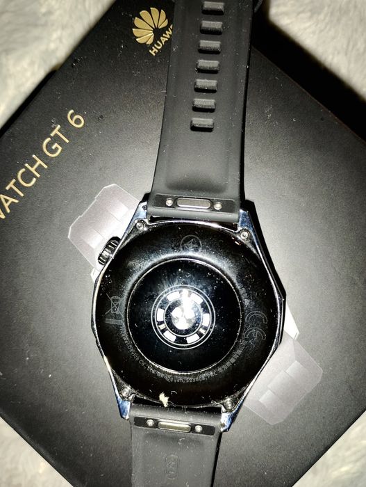 Смарт часовникът Huawei Watch GT 6 (версия 46 мм в черен цвят).